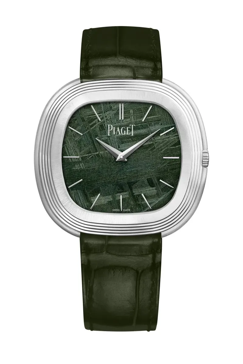 ساعة بياجيه بتصميم أنيق، مزودة بقرص من الحجر الطبيعي باللون الأخضر، مع حزام جلد أسود، تعكس الفخامة والابتكار في عالم الساعات.