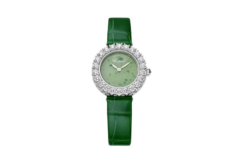 ساعة أنثوية من شوبارد بتصميم فخم، إطار مرصع بالألماس وقرص مصنوع من اليشم الأخضر، تعكس الأناقة والابتكار في عالم الساعات.