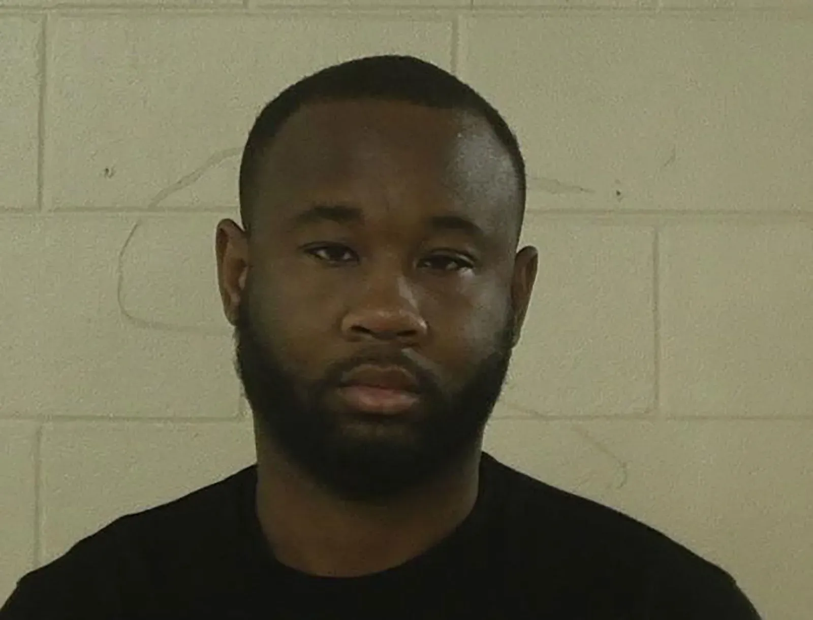 صورة لرجل يبدو أنه رقيب في الجيش، تم اعتقاله بعد إطلاق نار في قاعدة فورت ستيوارت العسكرية، مما أسفر عن إصابة خمسة جنود.