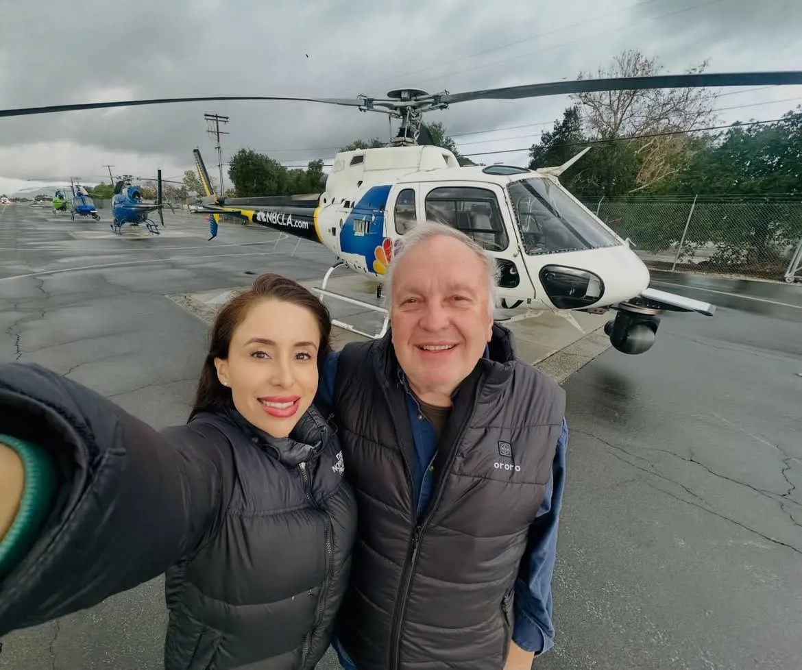إيليانا مورينو وجورج مارسينيو أمام مروحية Angel City Air في لوس أنجلوس، قبل حادث تحطم المروحية المميت.