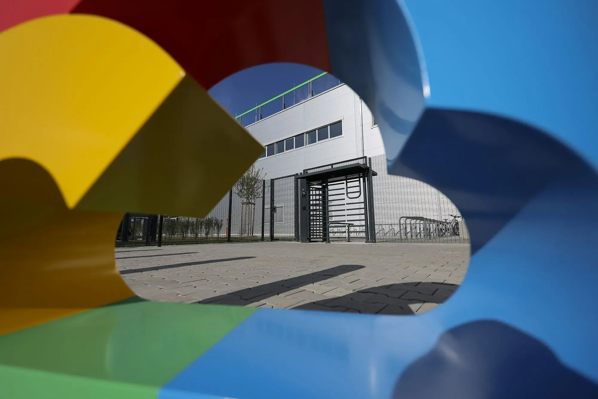 مدخل حديث لمركز بيانات، يظهر شعار ملون يمثل الذكاء الاصطناعي، مع التركيز على استثمارات شركات التكنولوجيا الكبرى في هذا المجال.