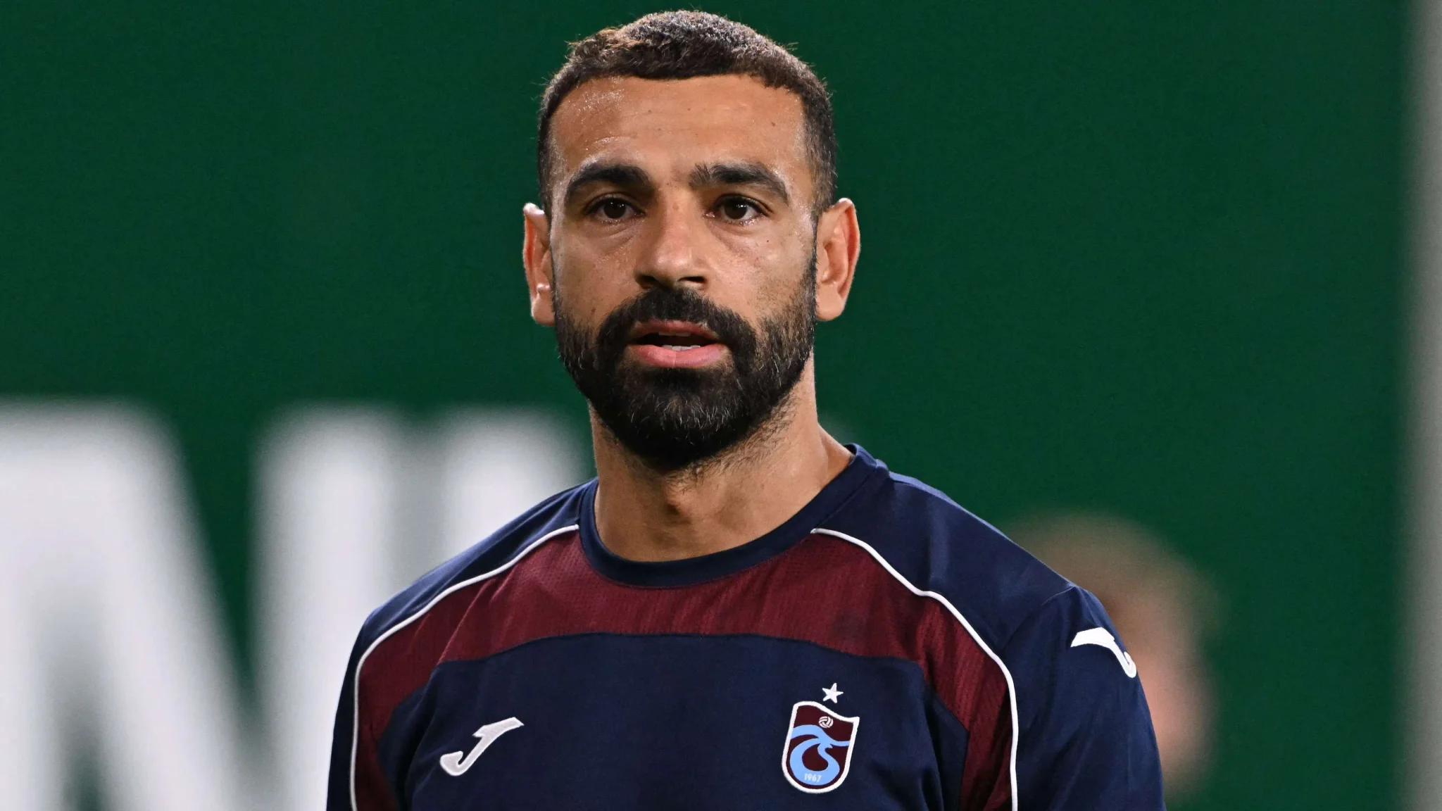 محمد صلاح لاعب نادي طرابزون سبور التركي يرتدي قميص الفريق خلال مباراة في الدوري التركي الممتاز.