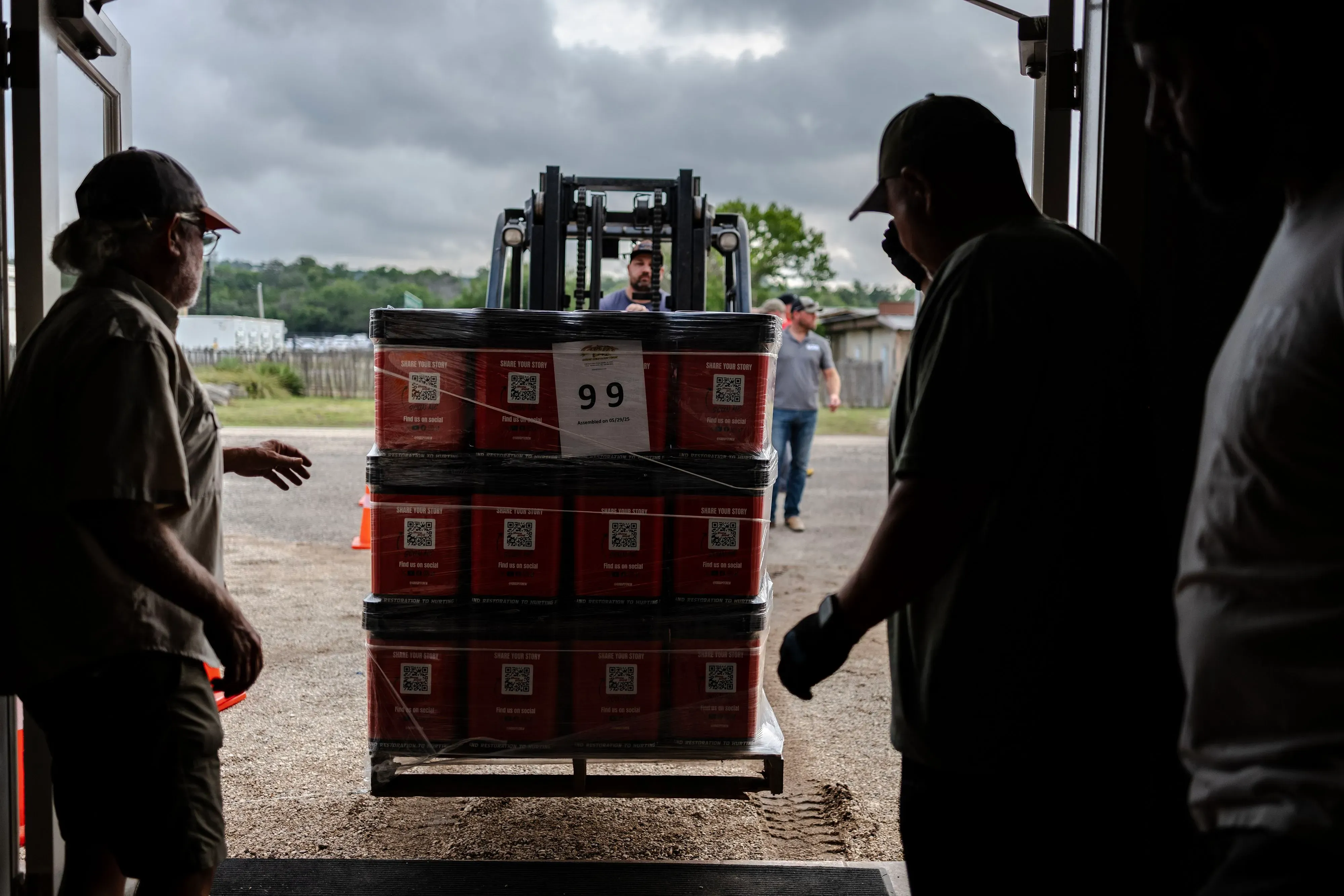 شاحنة توصل صناديق المساعدات الغذائية إلى مركز إغاثة في تكساس، حيث يسعى الناجون من الفيضانات للحصول على الدعم والمساعدة.