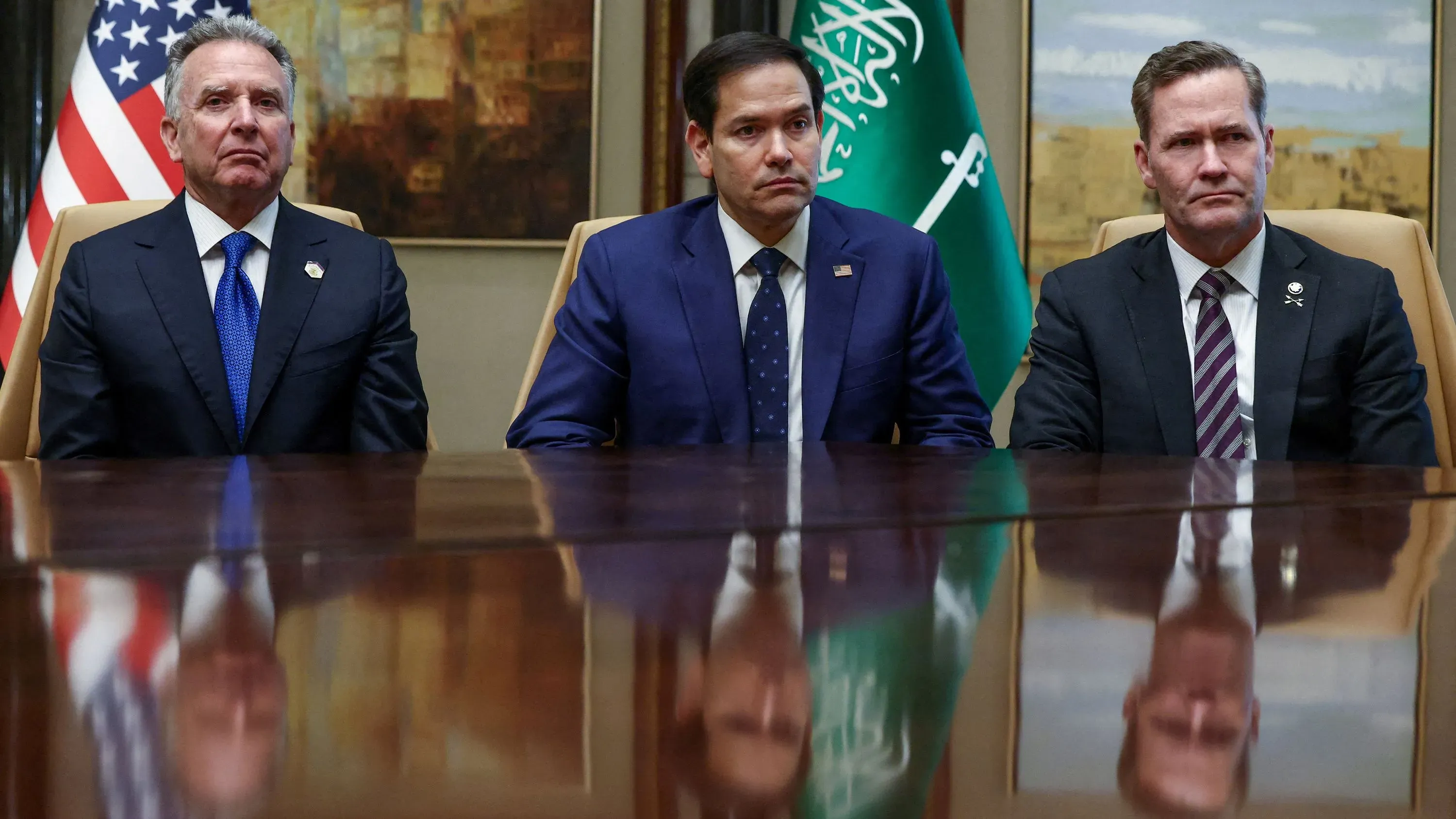 اجتماع ثلاثي لزعماء أمريكيين في قاعة مؤتمرات، مع العلم الأمريكي خلفهم، يناقشون العلاقات مع روسيا وأوكرانيا.