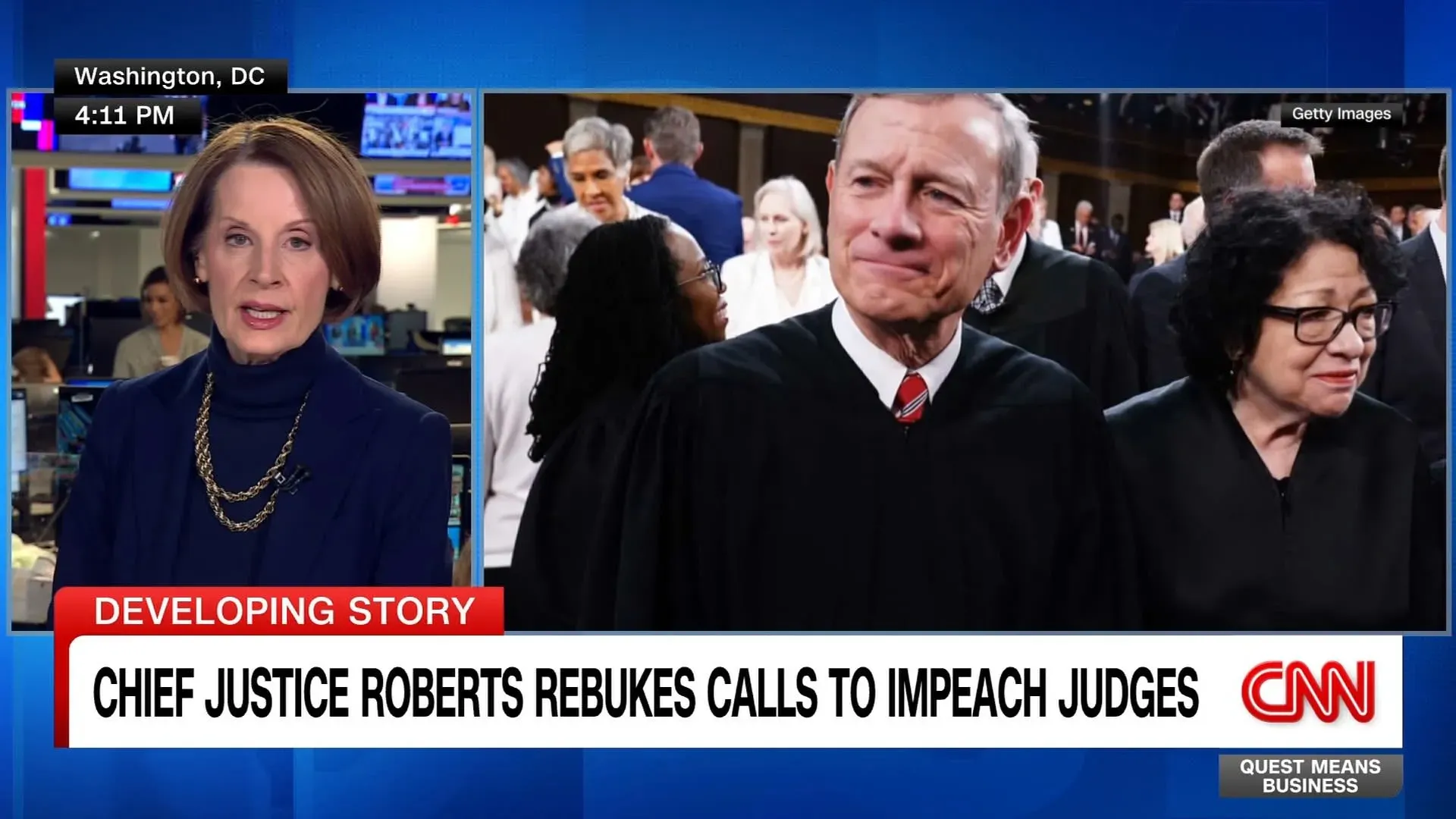 رئيس المحكمة العليا جون روبرتس يبتسم خلال حدث رسمي، محاطًا بعدد من القضاة، في سياق النقاشات حول قضايا قانونية حساسة.