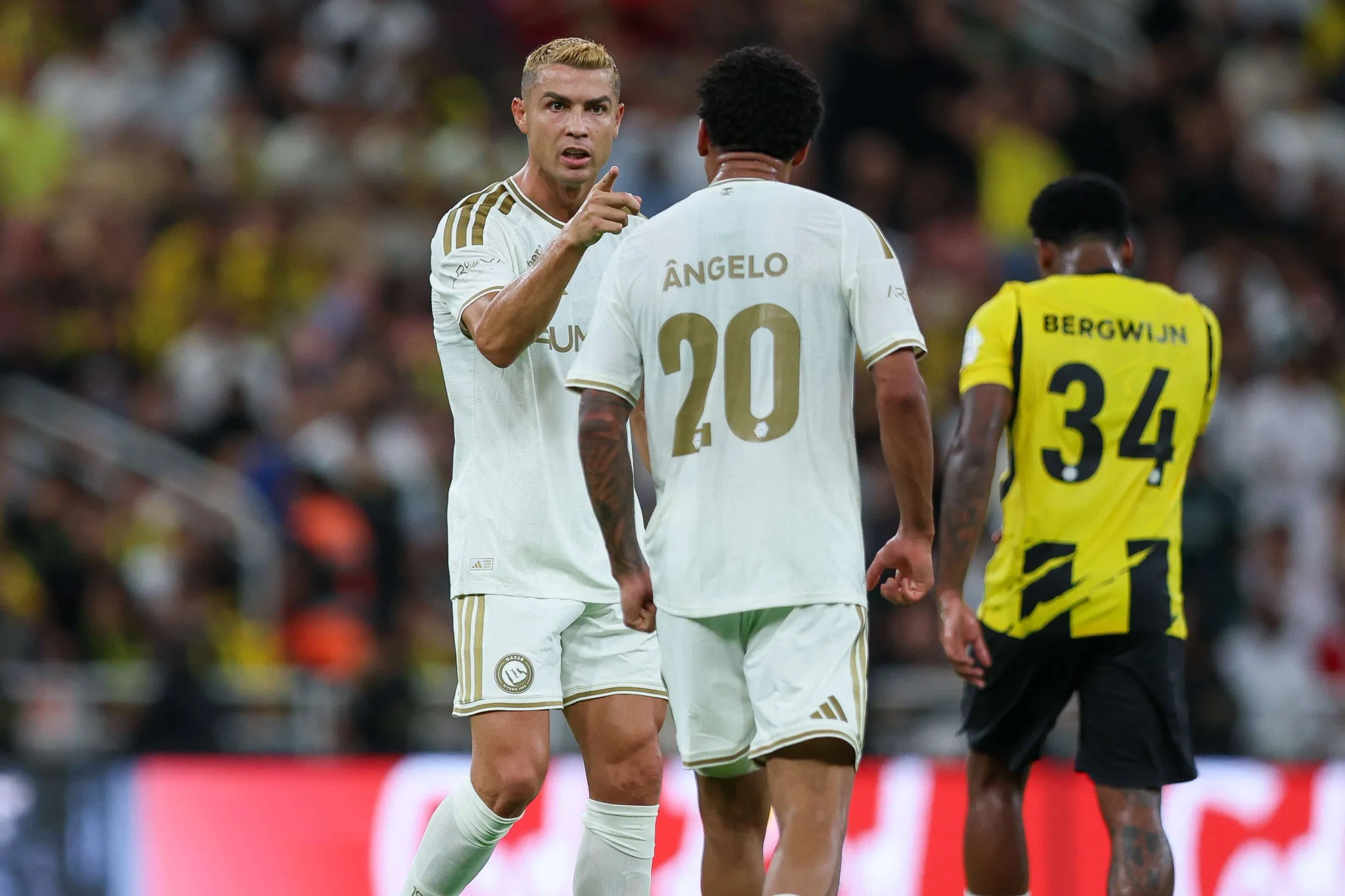 رونالدو يوجه تعليمات في مباراة كلاسيكو بين الاتحاد والنصر ضمن الدوري السعودي، مع تركيز على التكتيك والضغط الجماعي.