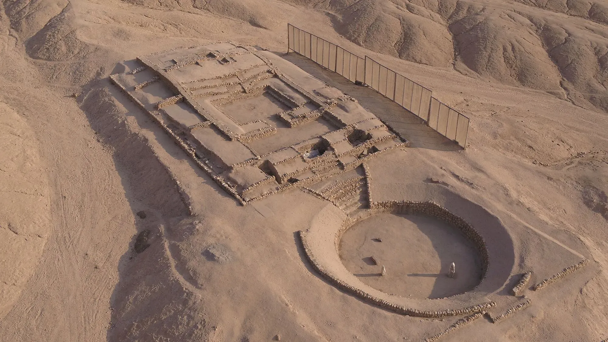 موقع بينيكو الأثري في بيرو، يظهر مبانيه القديمة المحفوظة في الصحراء، مركزًا تاريخيًا للتجارة يعود لأكثر من 3000 عام.