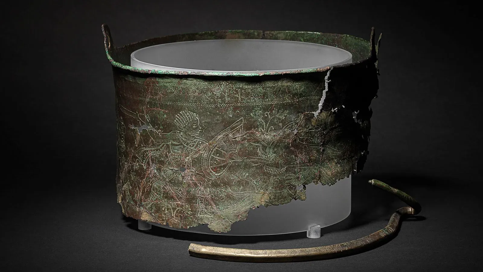 دلو برونزي مزخرف يعود للعصر البيزنطي، يظهر مشهد صيد مع محاربين وأسلحة، تم اكتشافه في ساتون هوو بإنجلترا.