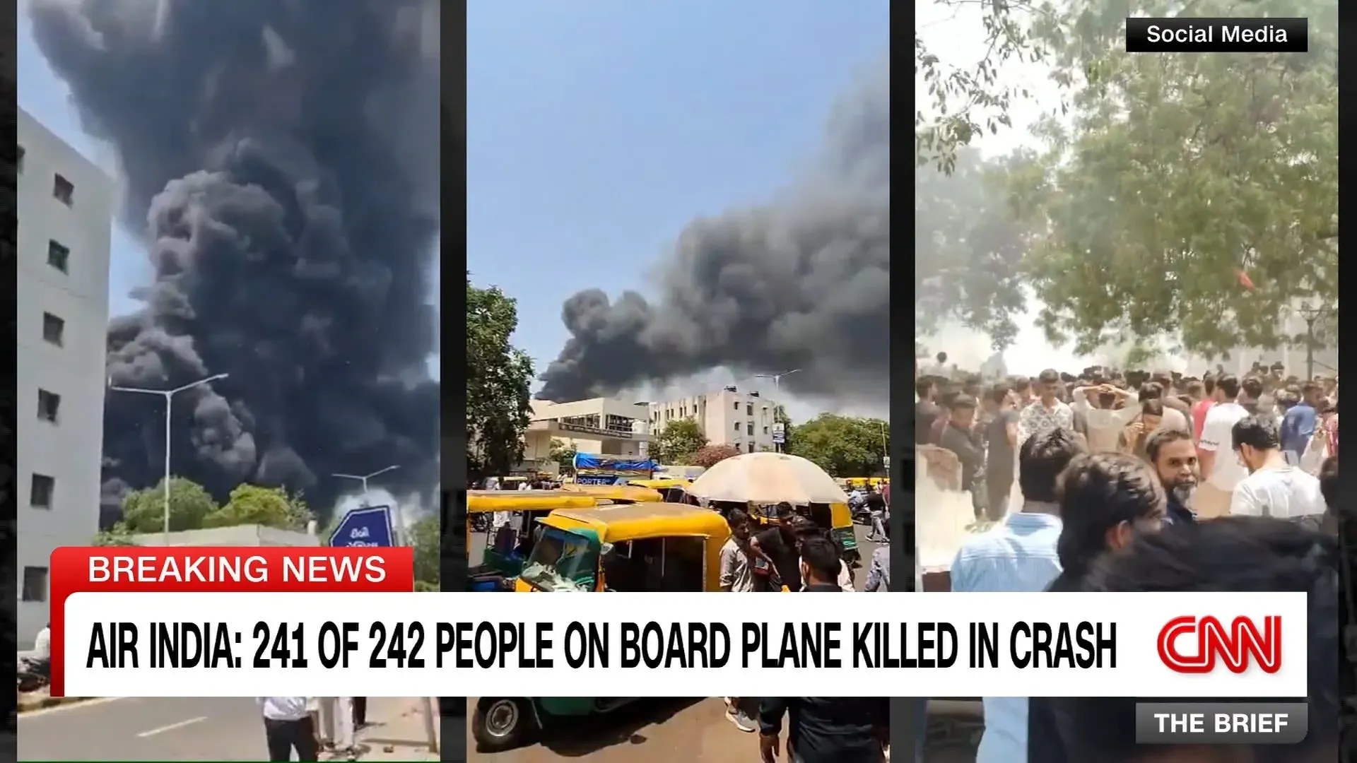 سحب كثيف من الدخان الأسود يتصاعد من موقع تحطم طائرة في أحمد آباد، مع تجمع الحشود حول المنطقة، بعد حادث مأساوي لطائرة الخطوط الجوية الهندية.