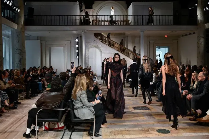 عرض أزياء رالف لورين لخريف 2025 في معرض جاك شاينمان، حيث تسير العارضات بملابس أنيقة أمام جمهور متنوع.