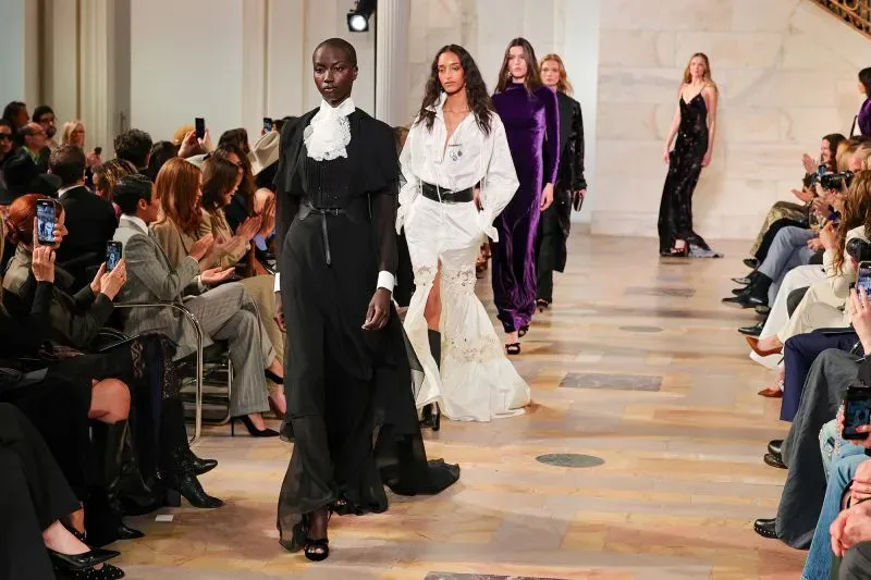 عرض أزياء رالف لورين لخريف 2025 في نيويورك، يظهر عارضات يرتدين تصاميم أنيقة تعكس الأناقة الفردية والثقة.