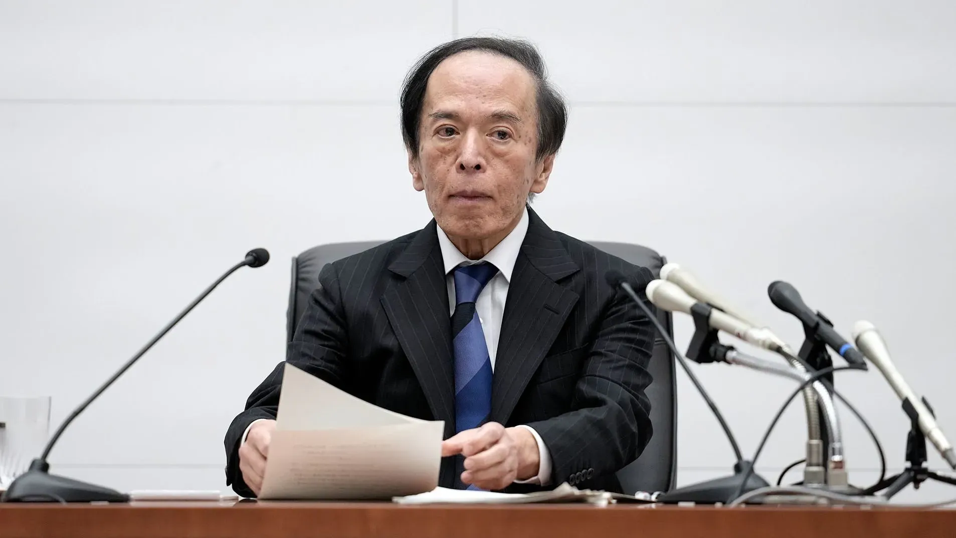 اجتماع محافظ بنك اليابان، حيث يناقش خفض توقعات النمو الاقتصادي بسبب تأثير الحرب التجارية.