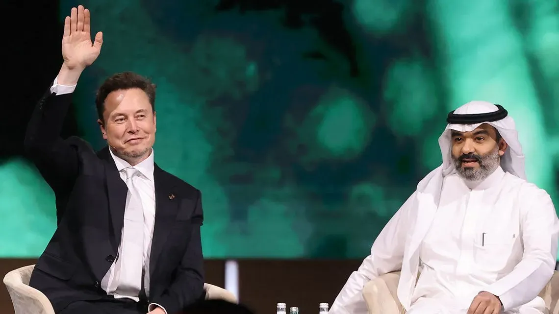 إيلون ماسك يحيي الحضور خلال منتدى الاستثمار السعودي الأمريكي، متحدثًا مع وزير الاتصالات السعودي حول صفقات جديدة لشركاته.