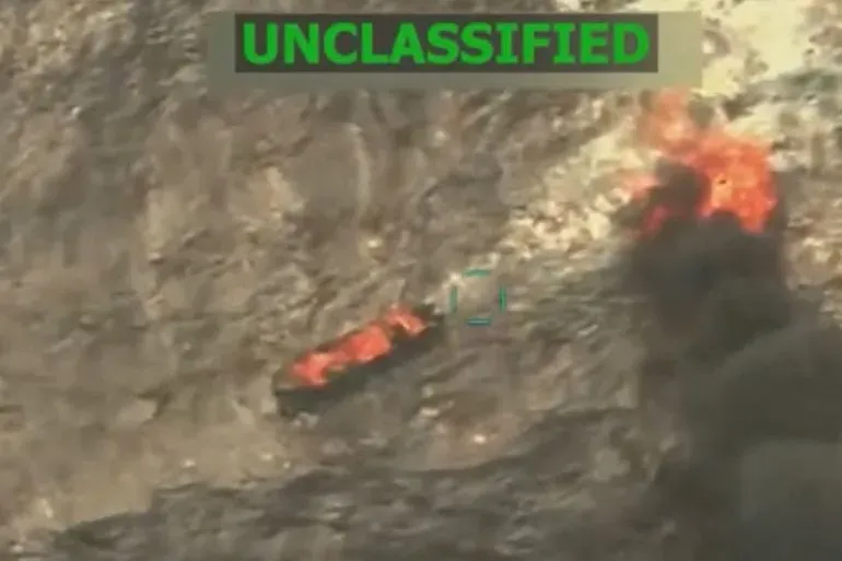 قارب صغير يحترق في البحر الكاريبي بعد غارة أمريكية تستهدف مهربي المخدرات، مما أسفر عن مقتل ثلاثة أشخاص.