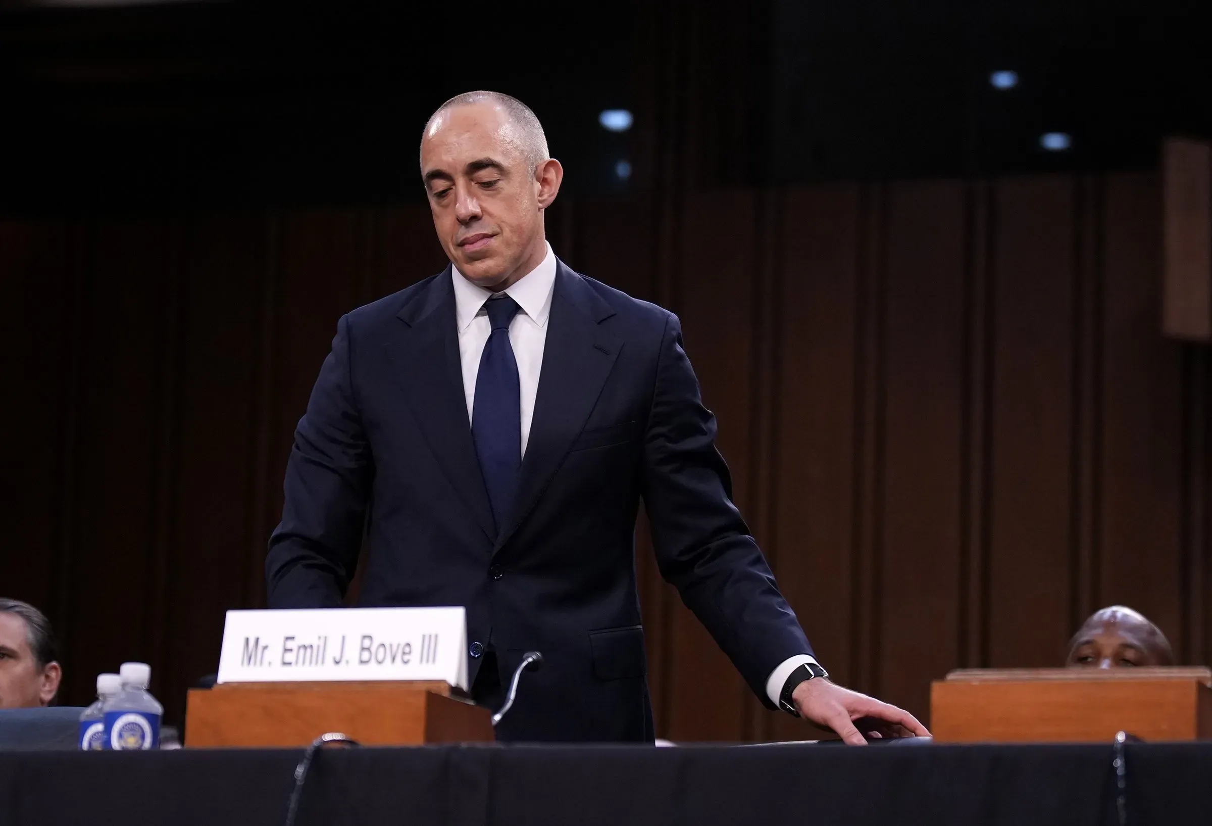 إميل بوف، مرشح لمنصب قاضٍ، يقف أمام لجنة في مجلس الشيوخ خلال جلسة تأكيد، مع تسليط الضوء على ادعاءات فساد قانونية.