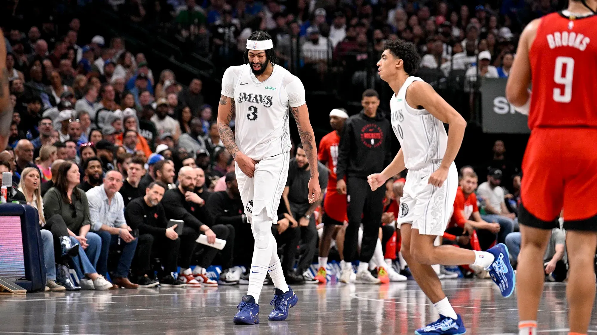 أنتوني ديفيس في مباراة مع دالاس مافريكس، بعد إصابته بشد في العضلة المقربة اليسرى، وسط جمهور متفاعل في ملعب أمريكان إيرلاينز.