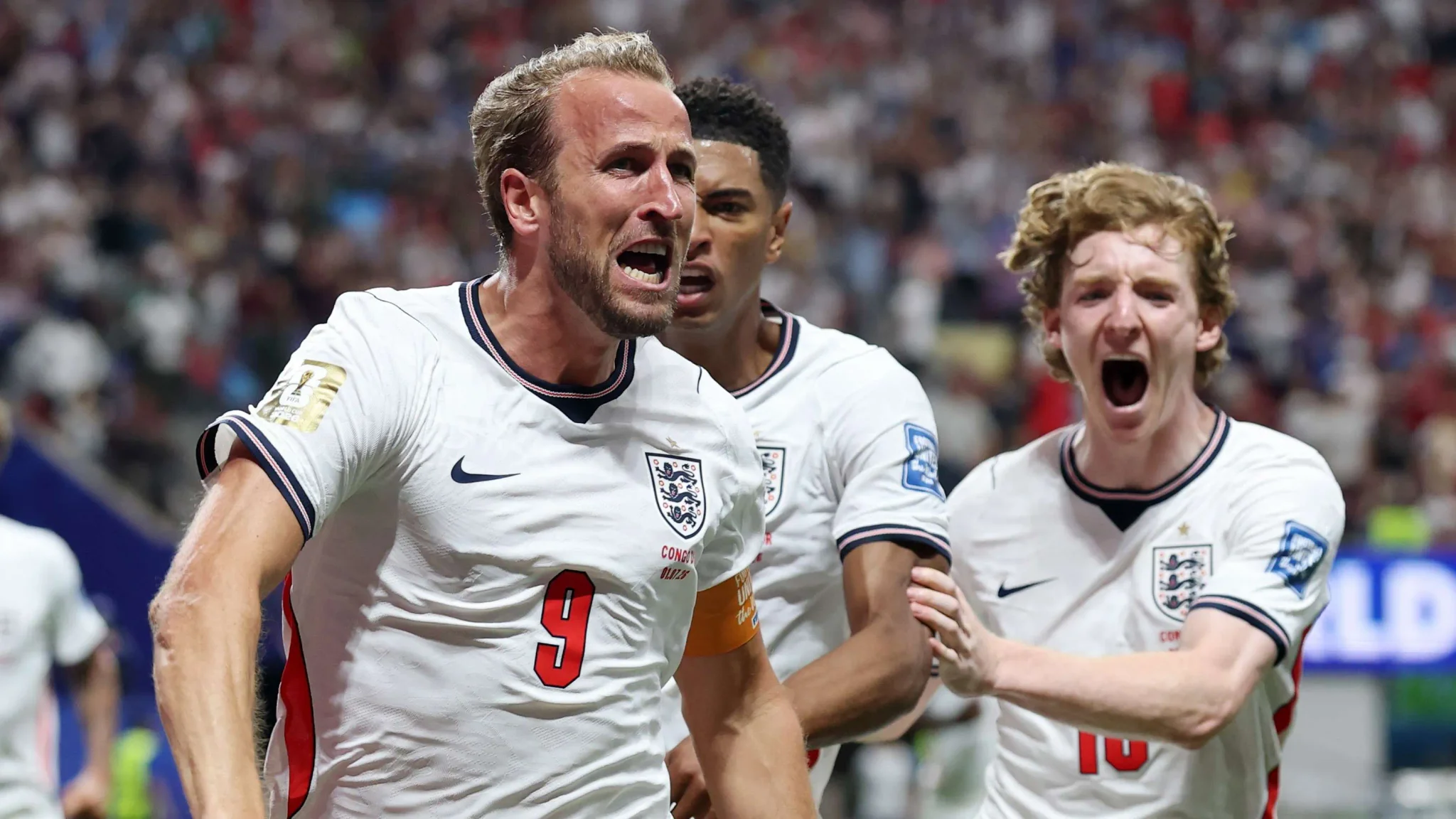 هاري كين يحتفل بهدف الفوز الحاسم لإنجلترا ضد الكونغو الديمقراطية في مباراة كأس العالم، مع دعم زملائه في الفريق.