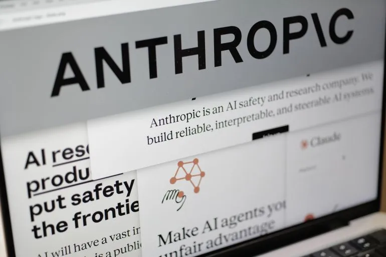 شاشة كمبيوتر تعرض موقع شركة Anthropic، مع نصوص تتعلق بالذكاء الاصطناعي وأمانه، مما يعكس مكانتها في سوق التكنولوجيا.