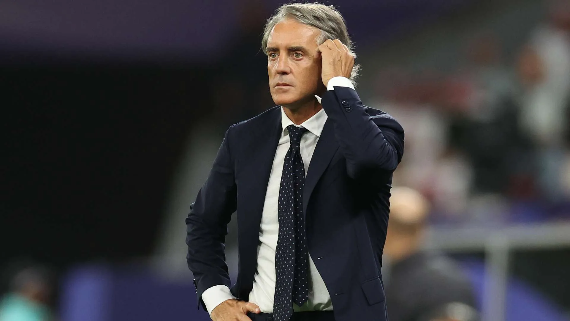 روبرتو مانشيني مدرب منتخب إيطاليا لكرة القدم يظهر بقلق خلال مباراة، مع ترشيحه كخيار رئيسي لخلافة بيرلو في تدريب المنتخب.