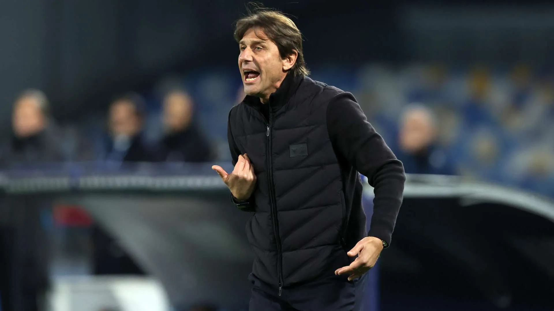 أنطونيو كونتي أثناء إدارته مباراة، مرشح بارز لتدريب المنتخب الإيطالي وسط جدل حول اختيار المدرب الجديد.