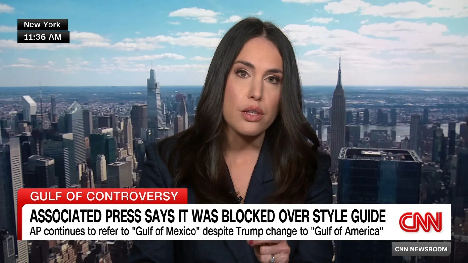 مراسلة تتحدث في استوديو CNN بنيويورك، مع خلفية للمدينة ومبنى إمباير ستيت، تناقش حظر وكالة أسوشييتد برس من تغطية البيت الأبيض.