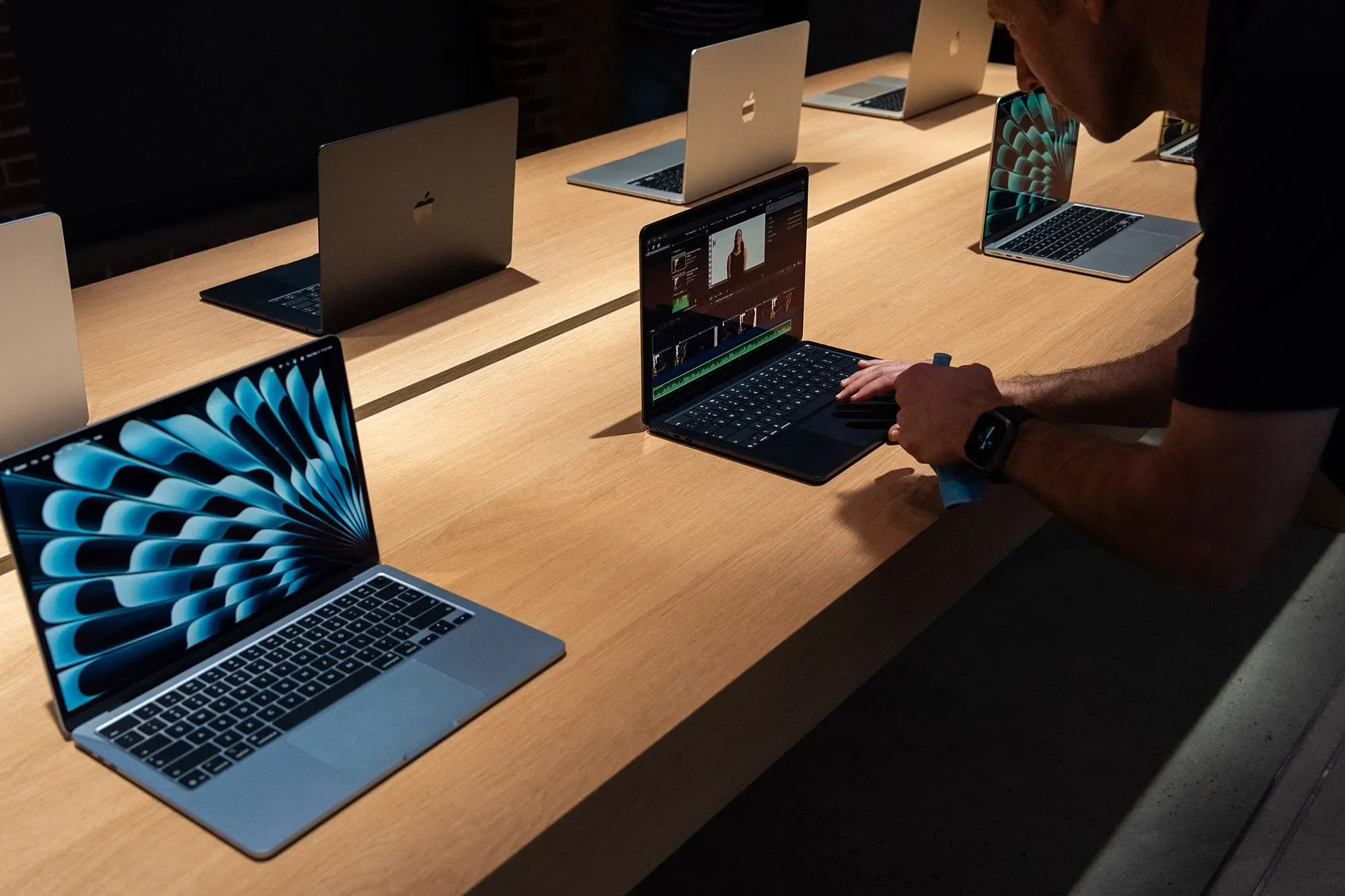 زيادة أسعار منتجات Apple تشمل MacBook وiPad، مع ظهور الأجهزة في متجر عرض عصري.