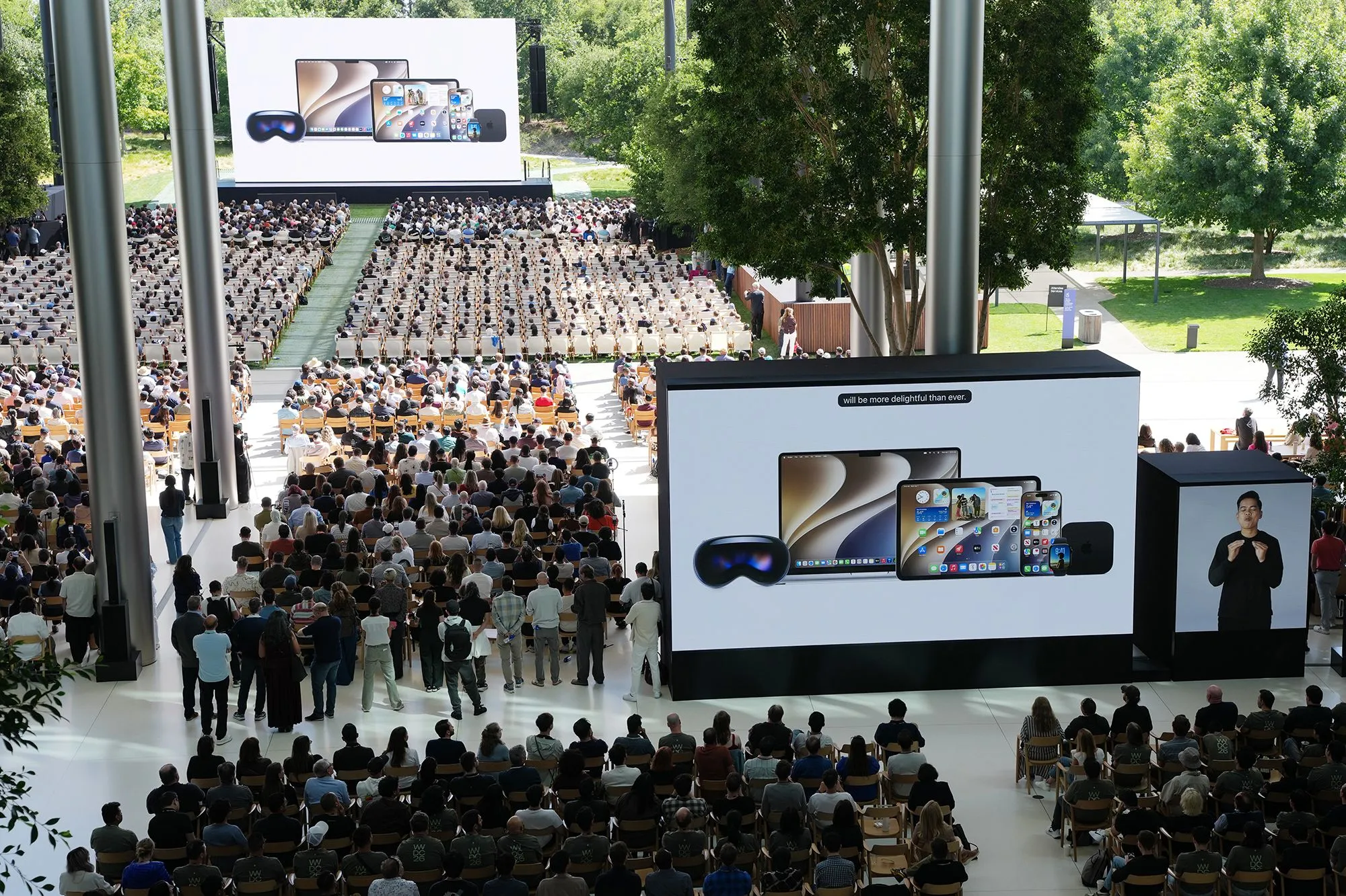 مؤتمر المطورين العالمي لشركة آبل، حيث تم عرض المساعد الذكي الجديد Siri AI، مع جمهور كبير وأجهزة عرض تعرض الميزات الجديدة.