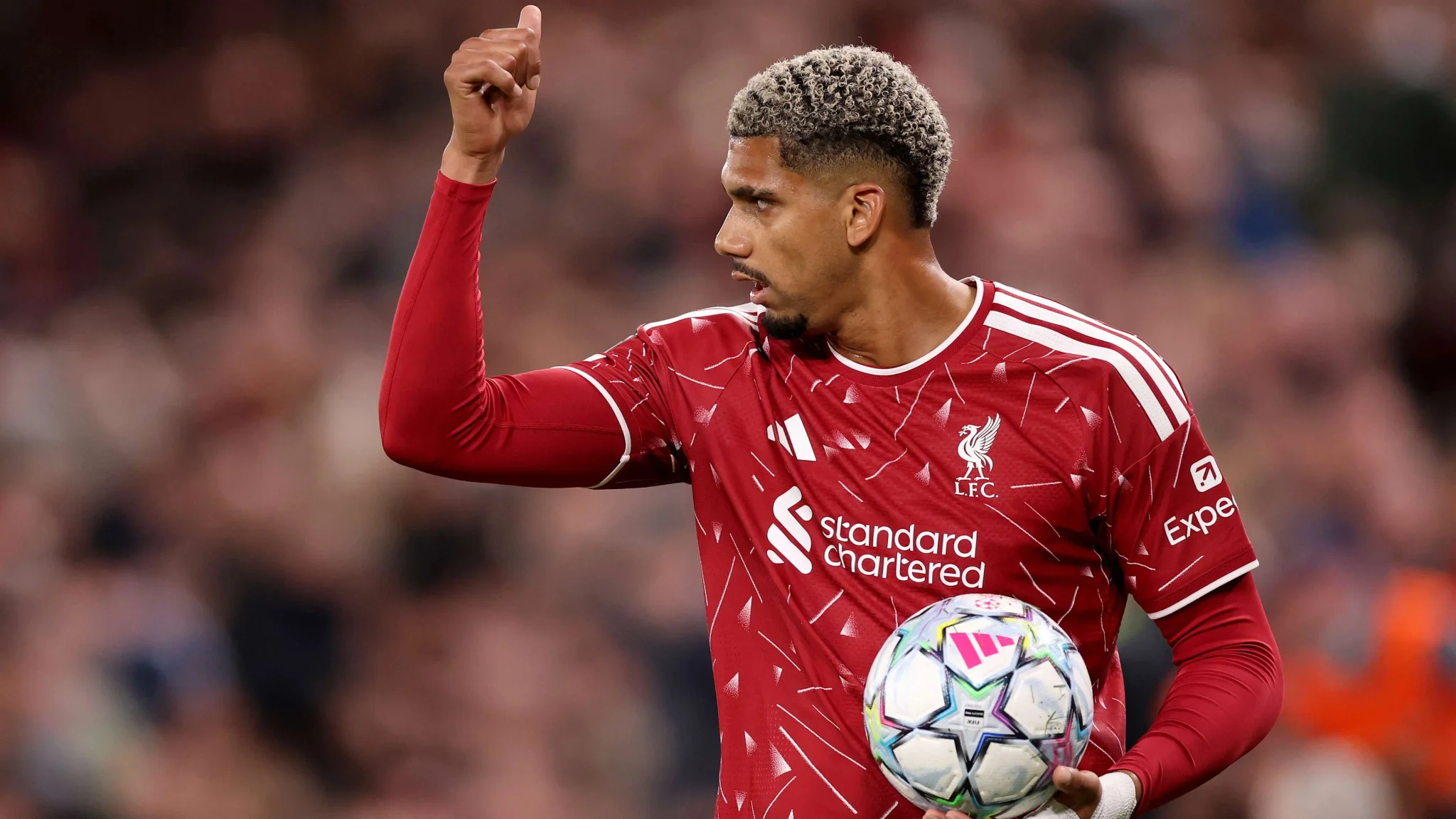 رونالد أراوخو مدافع ليفربول يحمل كرة قدم خلال مباراة دوري أبطال أوروبا، مع تأكيد دعمه لفريق برشلونة الأصلي.