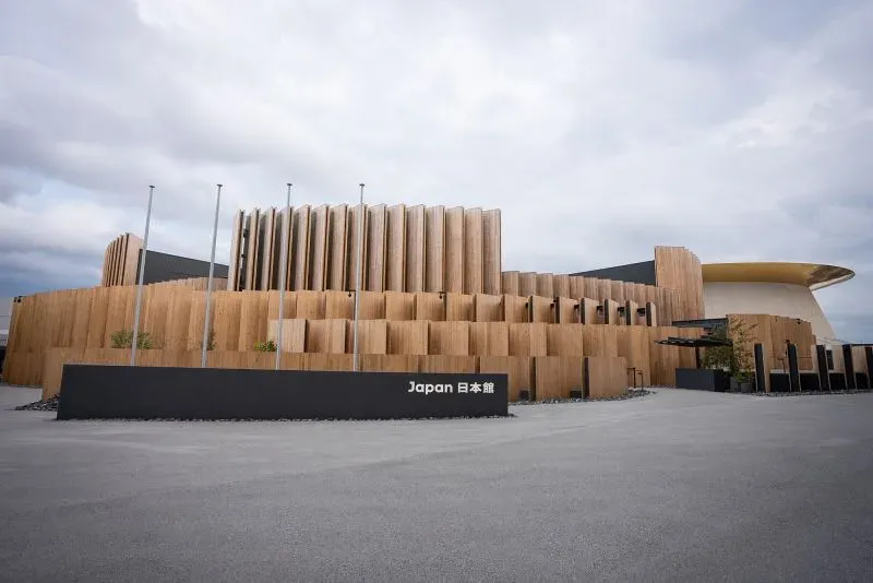 تصميم مبتكر لجناح اليابان في إكسبو 2025، يتميز بهيكل خشبي يجسد الوحدة ويعكس تاريخ العمارة الخشبية في البلاد.