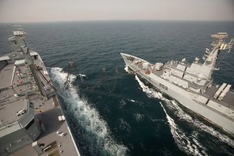 صورة لسفينة بحرية أثناء عملية تزويد بالوقود في البحر، تعكس الأنشطة البحرية الهندية والباكستانية في ظل التوترات العسكرية.