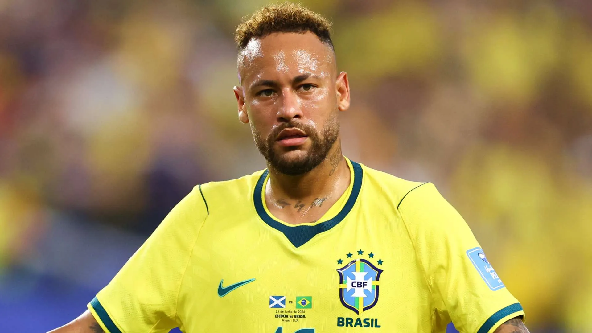 نيمار لاعب منتخب البرازيل يرتدي الزي الأصفر في مباراة دولية، مع التركيز على وجهه وتعبيره الجاد خلال المباراة.