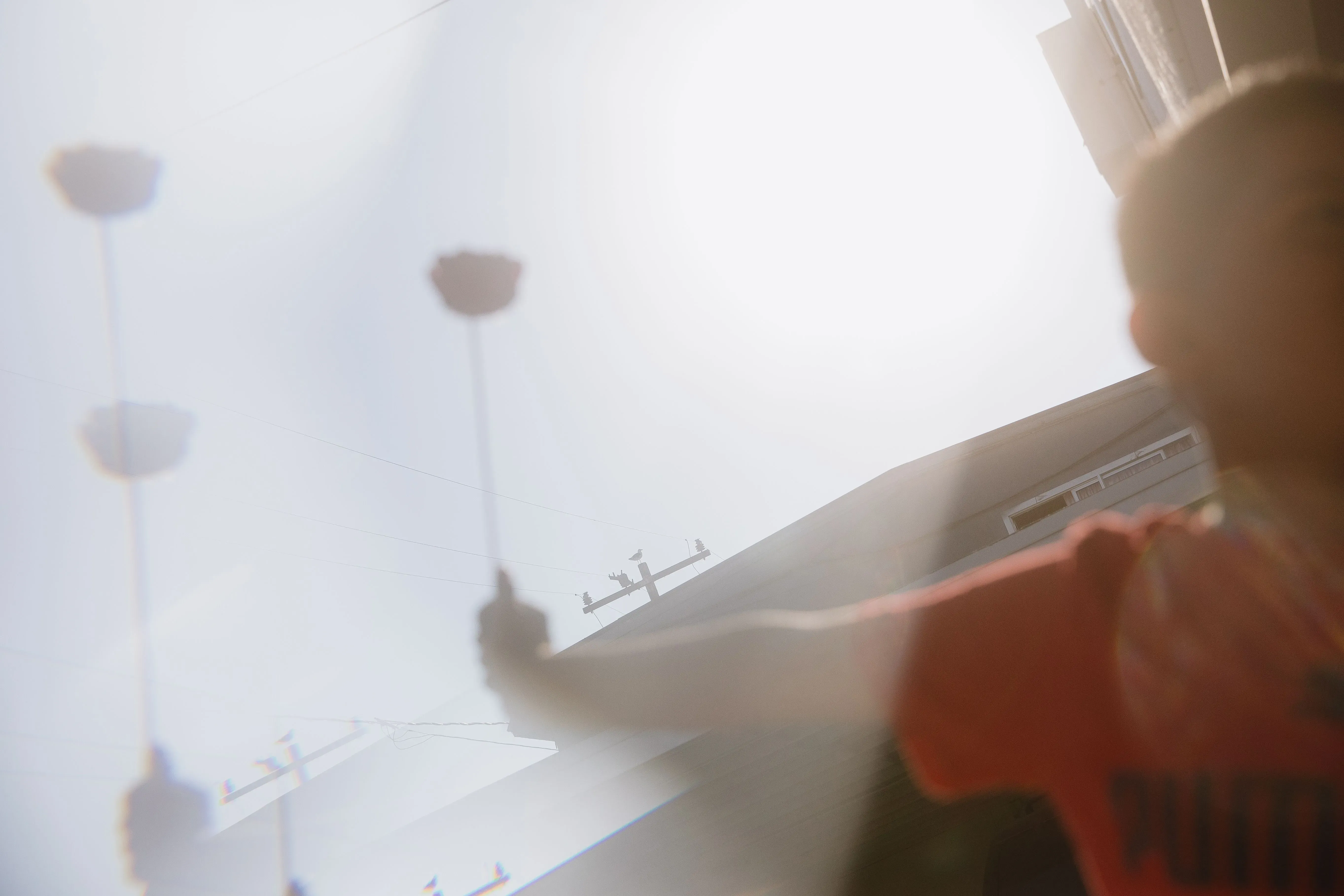 فيبي وأنجيلو، طفلان أمريكيان، يفتقدان والدتهما بعد احتجازها من قبل إدارة الهجرة، مما يبرز تأثيرات سياسة الهجرة على الأطفال.