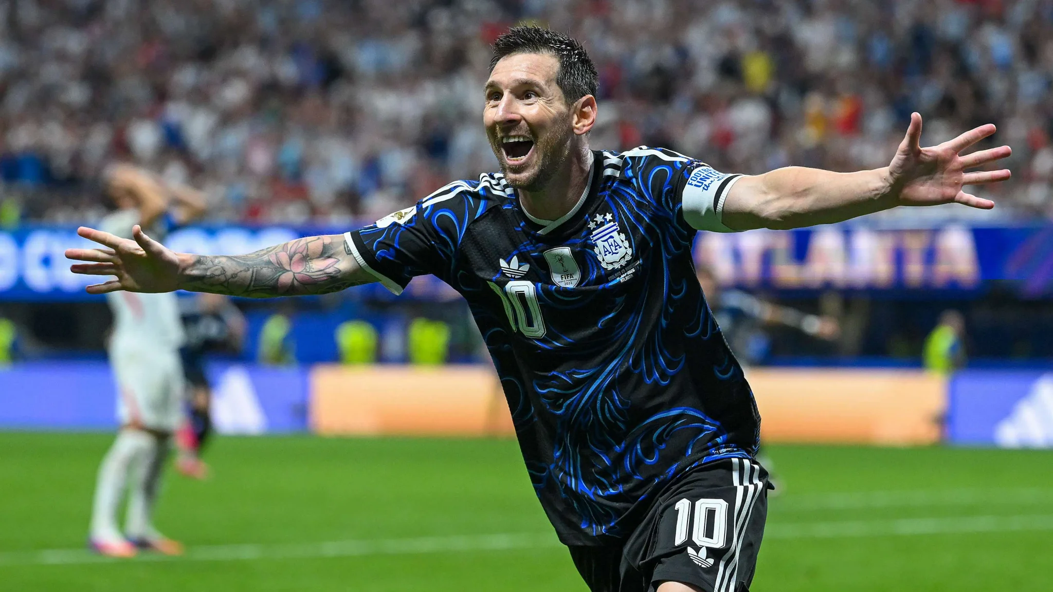 ليونيل ميسي يحتفل بحماس بعد هدف في مباراة نصف نهائي كأس العالم 2026 التي شهدت فوز الأرجنتين على إنجلترا.