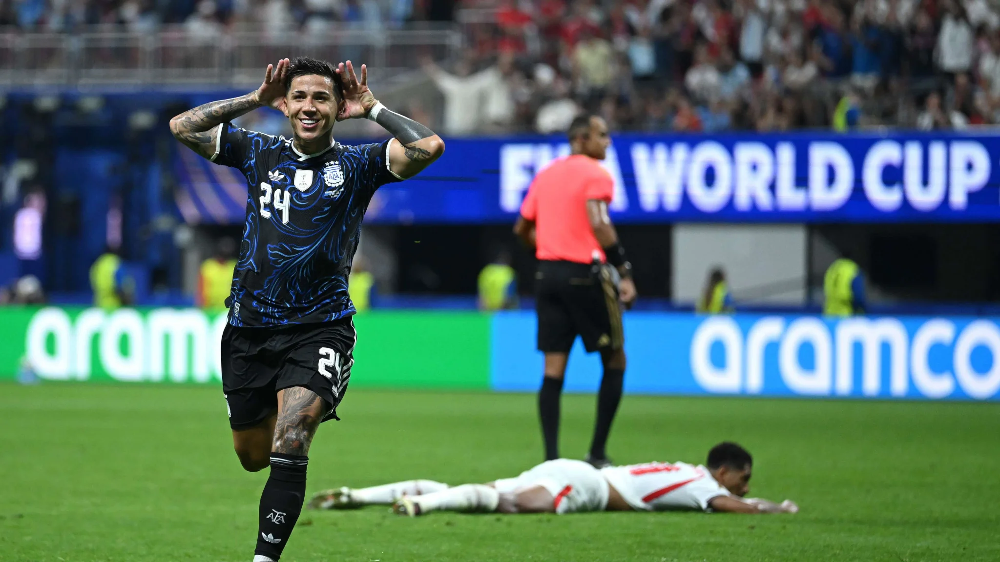 لاوتارو مارتينيز يحتفل بهدف الفوز الحاسم للأرجنتين ضد إنجلترا في نصف نهائي كأس العالم 2026 وسط ملعب أتلانتا.