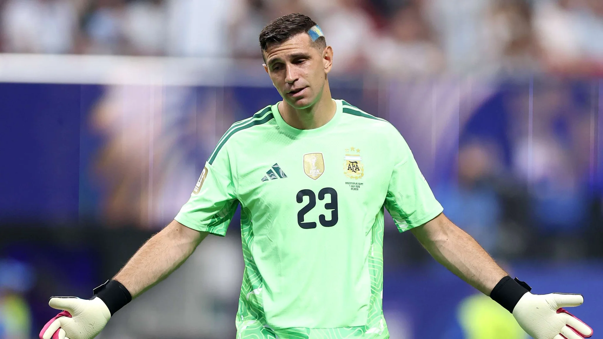 حارس مرمى منتخب الأرجنتين مصطفى شوبير يرفع يديه بتعبير عن الاستغراب أو الارتباك خلال مباراة كأس العالم ضد مصر.
