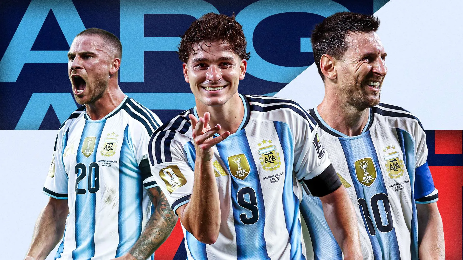 لاعبو منتخب الأرجنتين ليو ميسي، جوليان ألفاريز، وألكسيس ماك أليستر يحتفلون في خلفية شعار الأرجنتين خلال كأس العالم 2022.