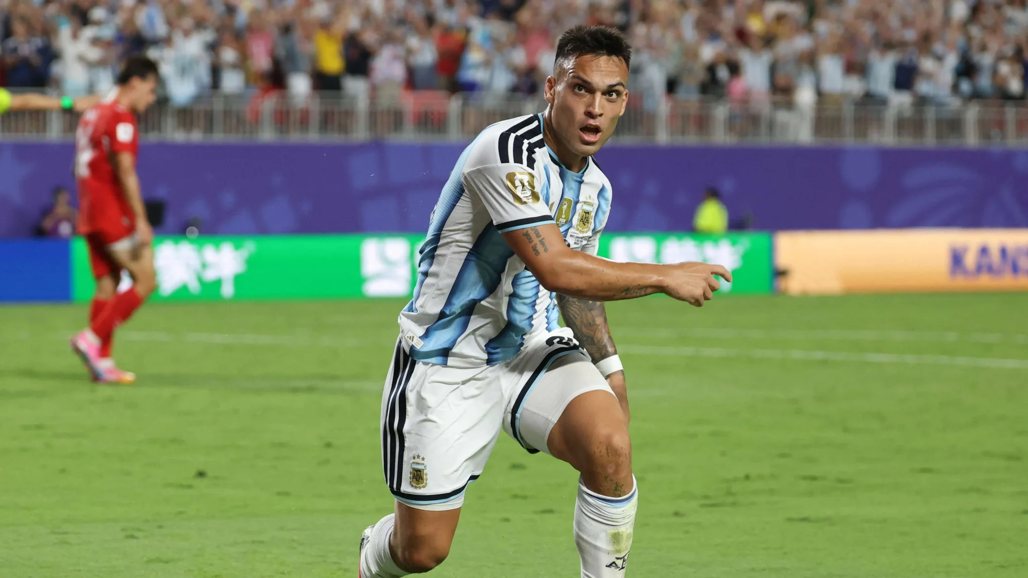 لاعب الأرجنتين لاوتارو مارتينيز يحتفل بهدفه في مباراة كأس العالم ضد سويسرا في ملعب كانساس سيتي.