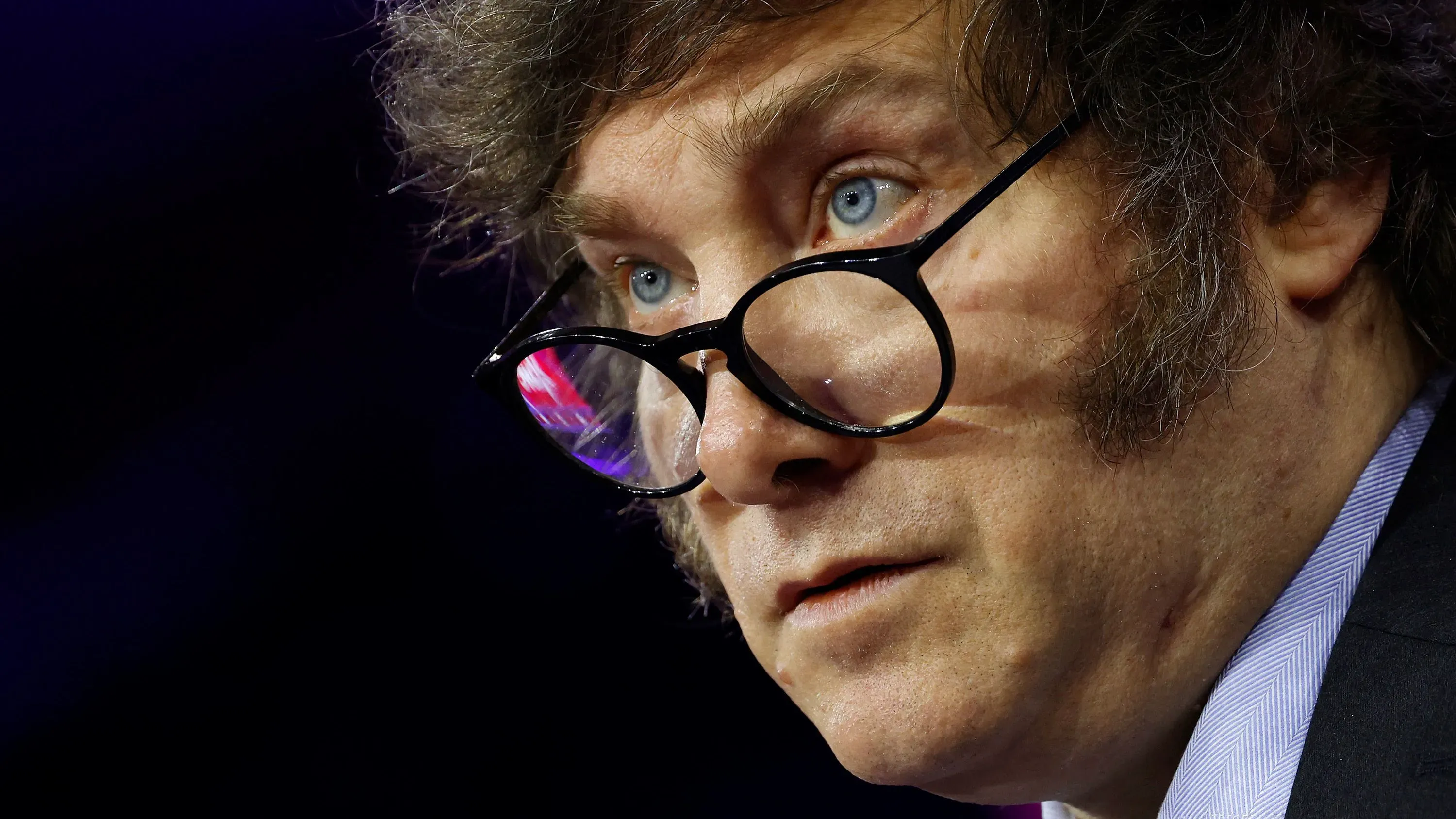 خافيير ميلي، رئيس الأرجنتين، يتحدث في مؤتمر صحفي حول انسحاب البلاد من منظمة الصحة العالمية، مع التركيز على السيادة الوطنية.