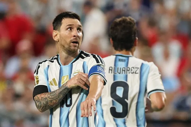 ليونيل ميسي يضبط شارة القيادة خلال مباراة الأرجنتين في نصف نهائي كأس العالم ضد إنجلترا، مع التركيز على الرياضة بعيداً عن النزاع السياسي.