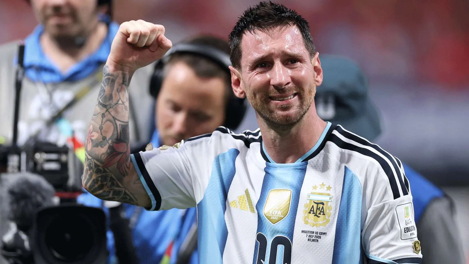 ليونيل ميسي يرفع يده بفخر مرتدياً قميص الأرجنتين بعد تبرعه بـ 80,000 يورو لإعادة إعمار منطقة سييرا أويستي في مدريد.