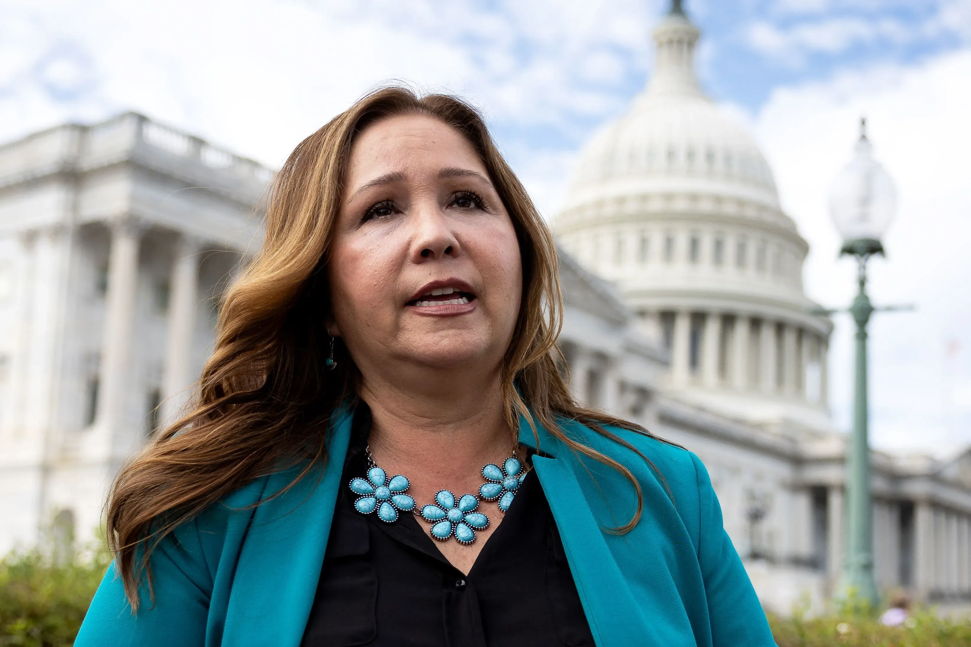 تصريح لأديليتا جريجالفا، عضوة الكونغرس المنتخبة من أريزونا، أمام مبنى الكابيتول، تعبر عن قلقها بشأن تأخير أداء اليمين.