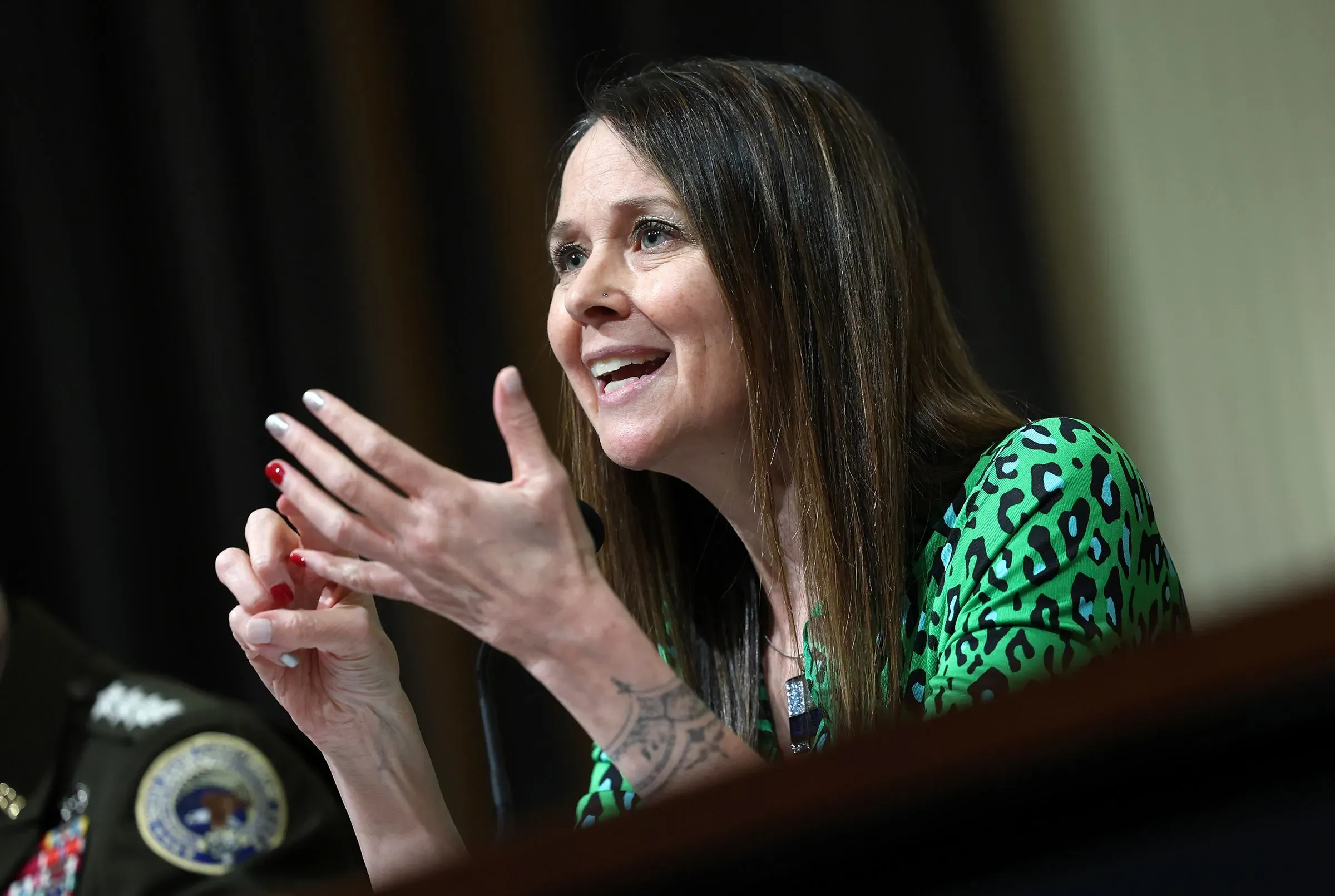 جين إيسترلي، مديرة سابقة لوكالة الأمن السيبراني، تتحدث في جلسة، تعبيرات وجهها تعكس الحماس والنقاش حول قضايا الأمن الوطني.