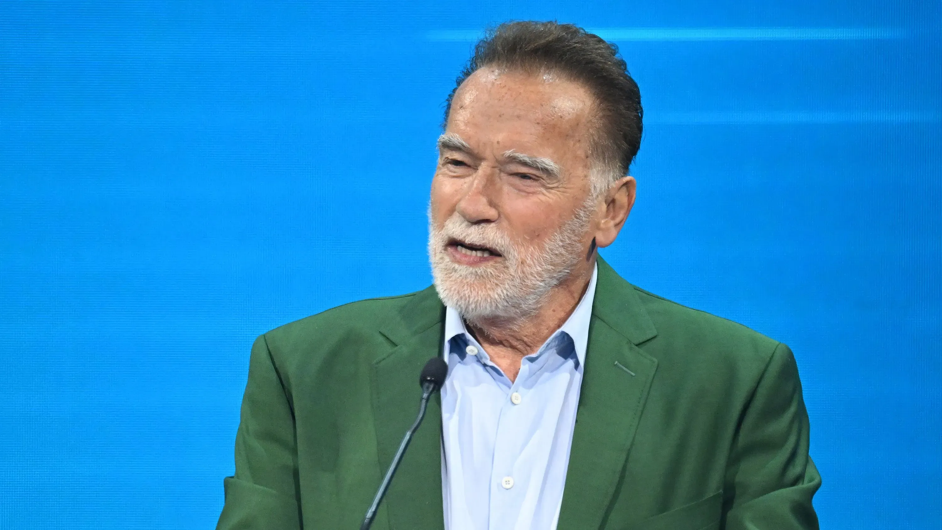 أرنولد شوارزنيجر يتحدث خلال فعالية برنامج "فوبار" على نتفليكس، مع التركيز على قضايا الهجرة والمظاهرات في لوس أنجلوس.