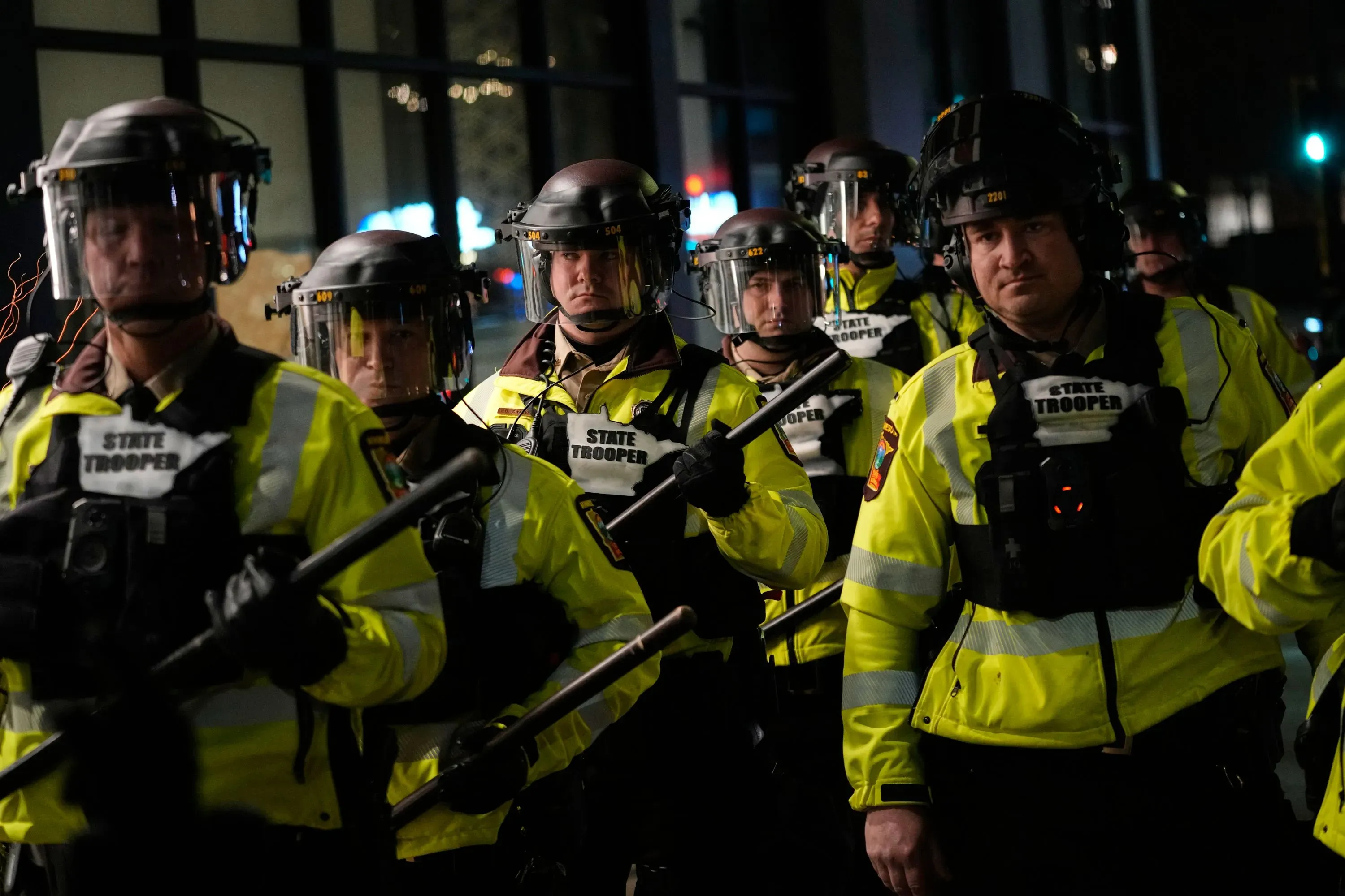تجمع عدد من عناصر إنفاذ القانون في مينيابوليس، يرتدون زيًا رسميًا مع خوذ وأسلحة، وسط توتر متصاعد بعد حادثة إطلاق النار الأخيرة.