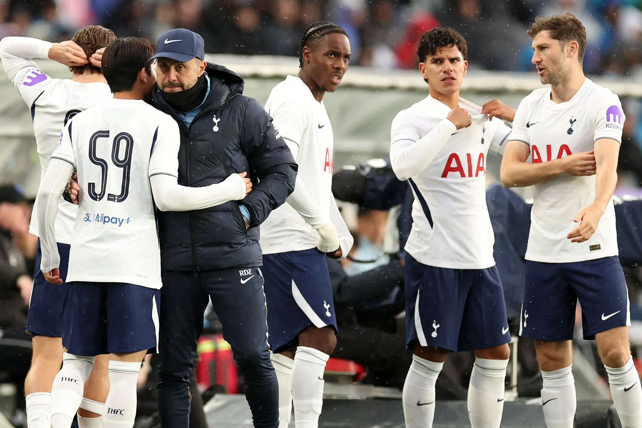 روبرتو دي زيربي يحتضن لاعبي توتنهام خلال مباراة، مع التركيز على بناء الروح الجماعية وفلسفة الفريق الجديدة في الدوري الإنجليزي الممتاز.