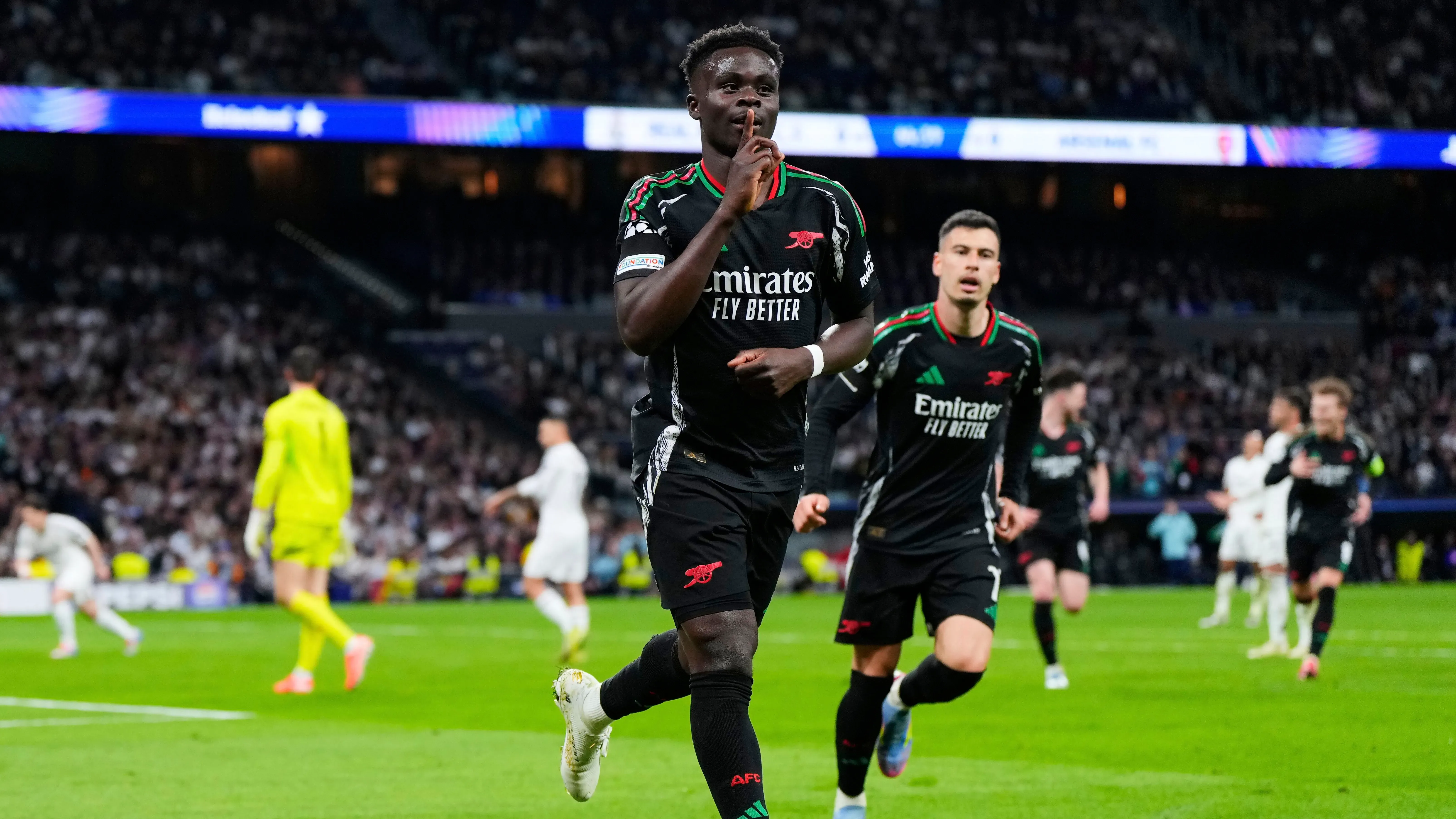 سكا من أرسنال يحتفل بعد تسجيله هدفًا في مرمى ريال مدريد خلال مباراة دوري أبطال أوروبا، مع زملائه في الفريق خلفه.