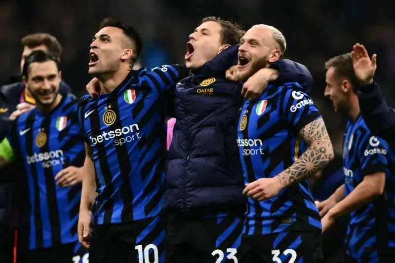 فرحة لاعبي إنتر ميلان بعد تأهلهم إلى نصف نهائي دوري أبطال أوروبا، يحتفلون معًا بعد الفوز على بايرن ميونيخ في مباراة مثيرة.