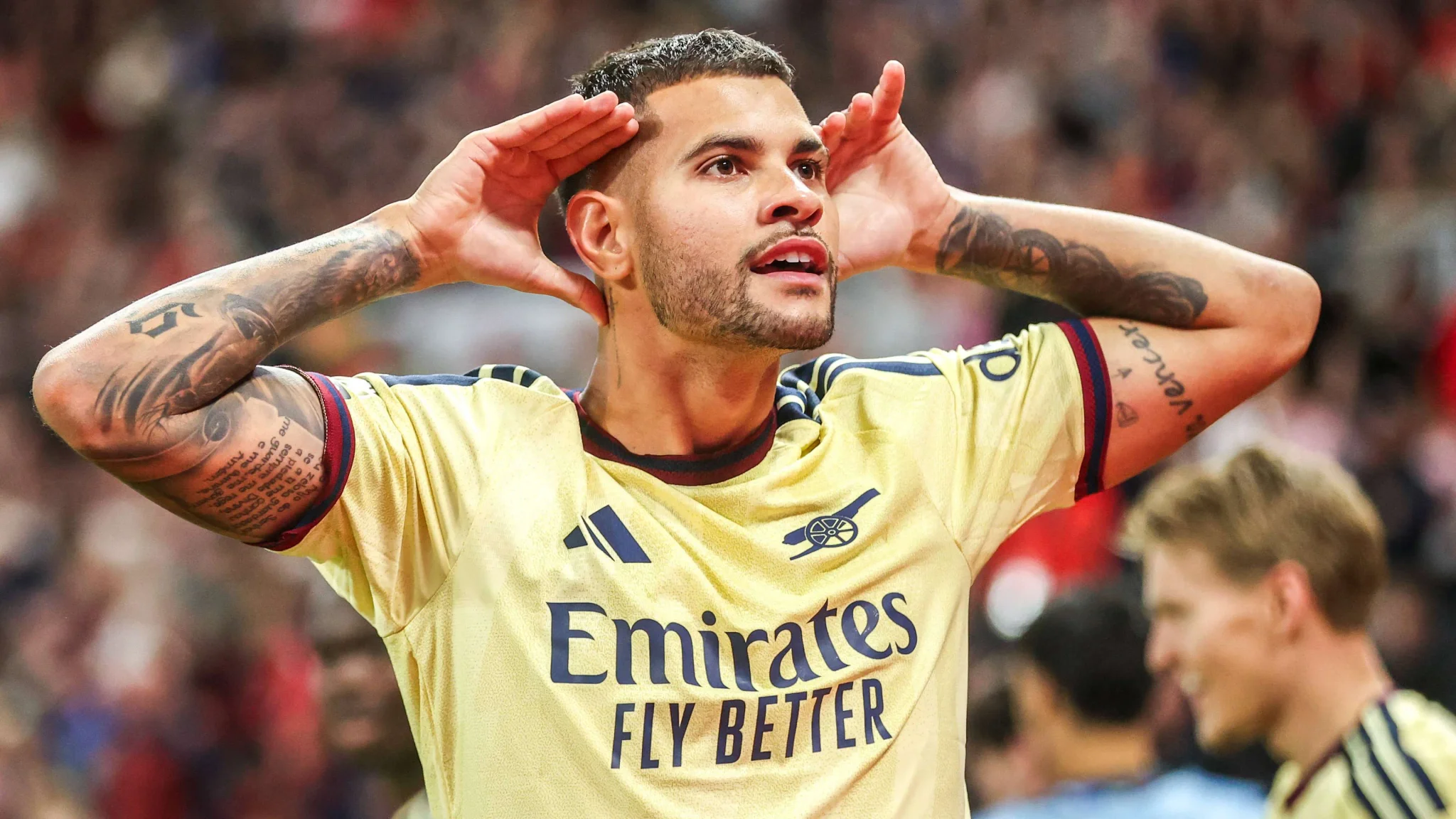 لاعب أرسنال يحتفل بهدف في مباراة الدوري الإنجليزي الممتاز ضد سندرلاند، مع تألق الفريق في الانتصار 2-0 خارج الديار.