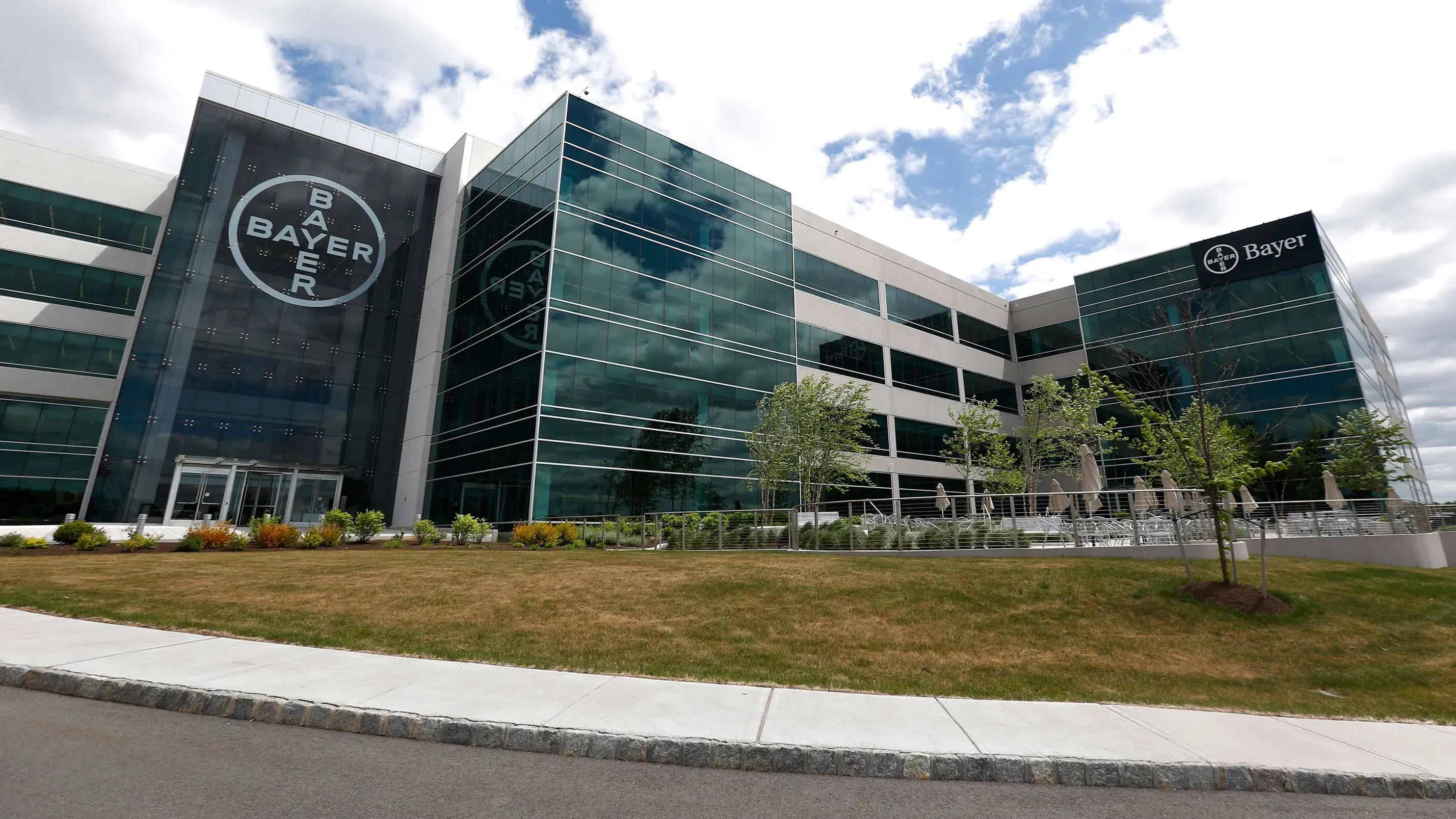 مبنى شركة باير في نيوجيرسي، حيث وقع حريق متعمد محتمل في منزل أحد المديرين التنفيذيين، دون إصابات.