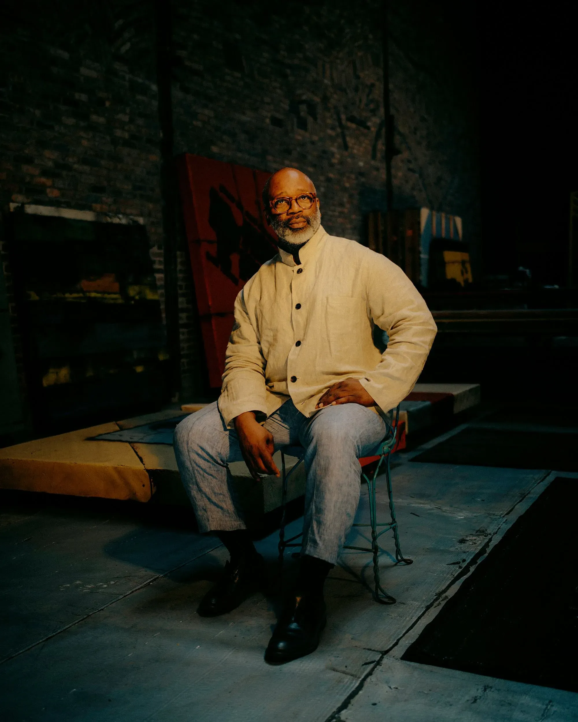 ثيستر غيتس، الفنان الأمريكي، يجلس في استوديوه، محاطًا بأعماله الفنية، معبرًا عن إلهام الثقافة السوداء في مركز أوباما الرئاسي.